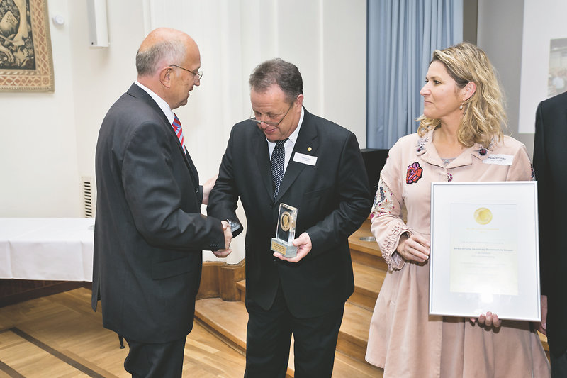 Erich Dietz (links) gratuliert Landesinnungsmeister Klaus Pitz und Geschäftsführerin Ingeborg Totzke vom Verband Farbe Gestaltung
Bautenschutz Hessen zum Erfolg.